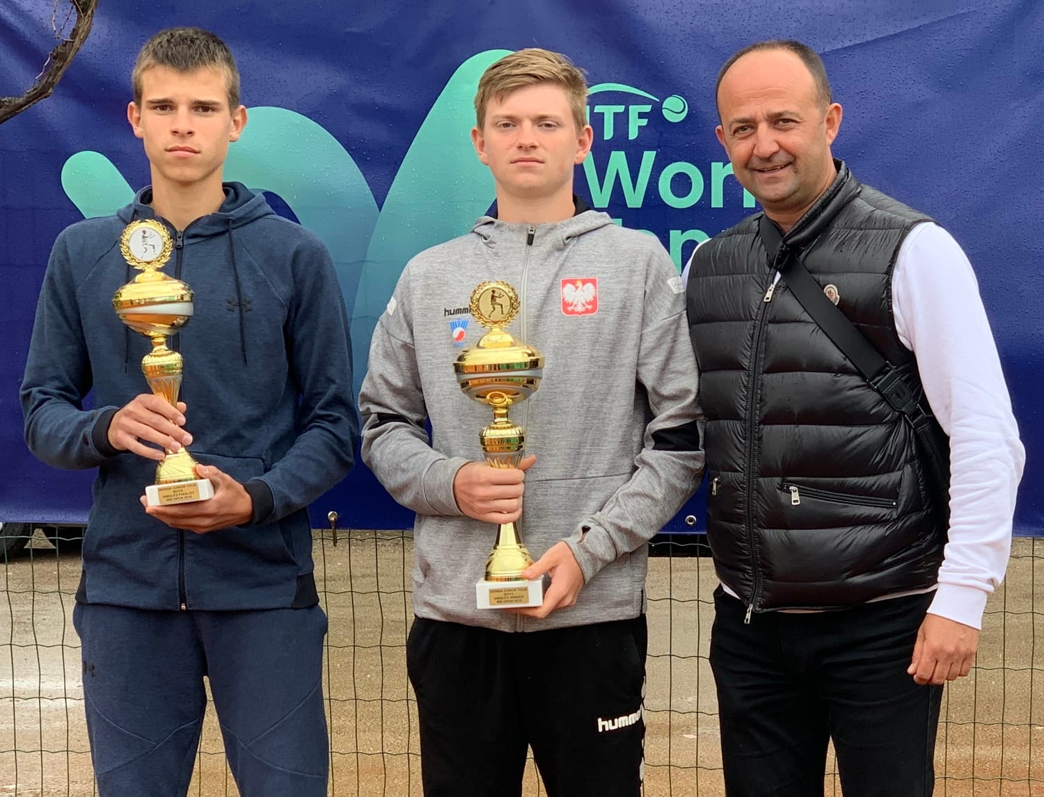 Finalisti-singla-(Macura-levo,-Orlikowski-desno)-u-društvu-Nikole-Živkovića