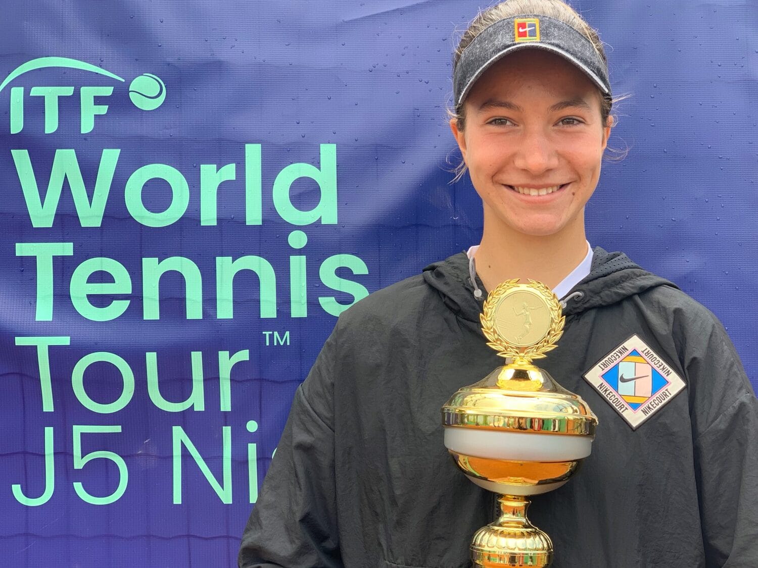 Mlada niška teniserka osvojila prvu ITF titulu 1 Lola Radivojevic sa sampionskom titulom scaled