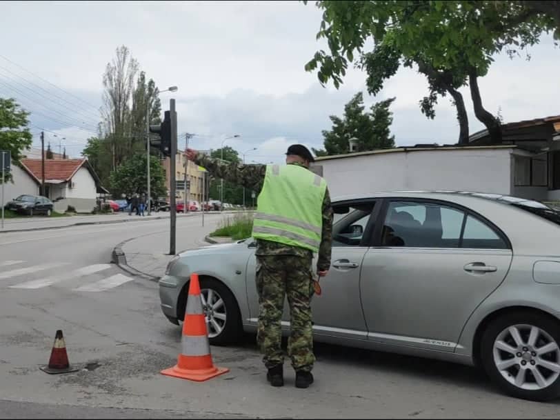 Vojnik pokazuje put foto V Milic