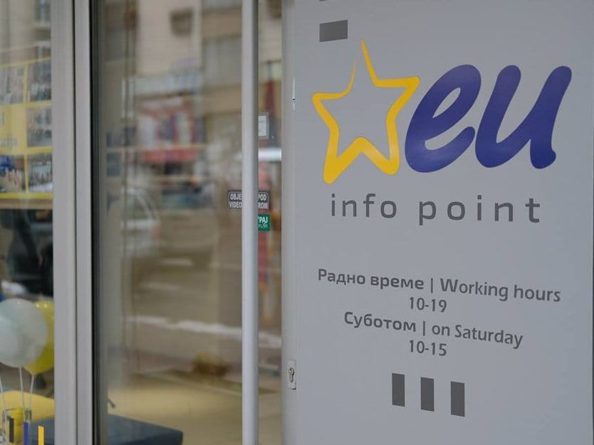 Gošće iz Hrvatske u Nišu odgovaraju na pitanja o evropskim integracijama 6 EU info kutak Nis foto FB EU info point Nis