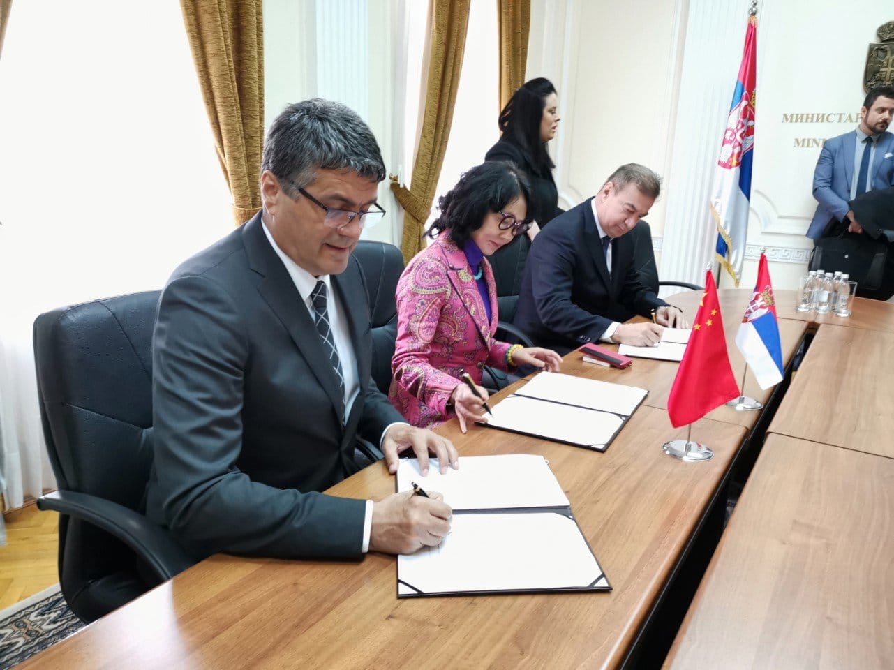 Bulatovic potpisuje Memorandum sa predstavnicom kineske kompanije