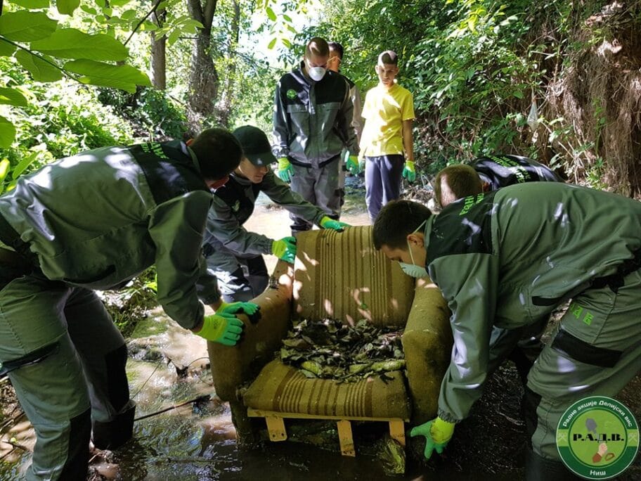Čistili Gabrovačku i iz reke izvukli fotelje, gume i mnogo smeća 4 Ciscenje Gabrovacke foto Radne akcije Delijski vis
