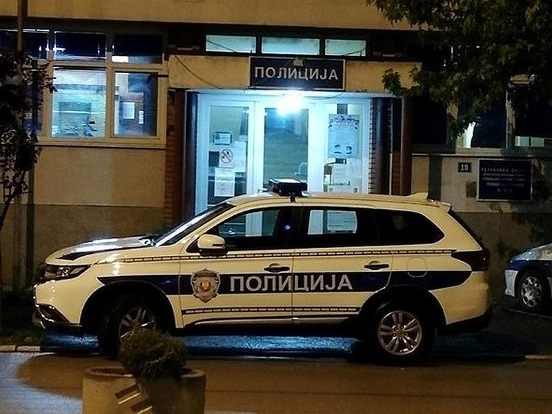 ispred policijske stanice u blacu