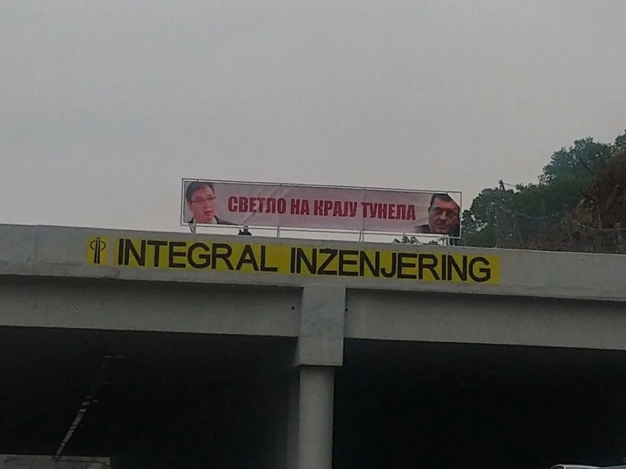 Bilbord na Koridoru Vučić i Dodik "svetlo na kraju tunela", ne zna se čiji je 19 Reklama Vucic Dodik Koridor 10 foto Milan Nanic