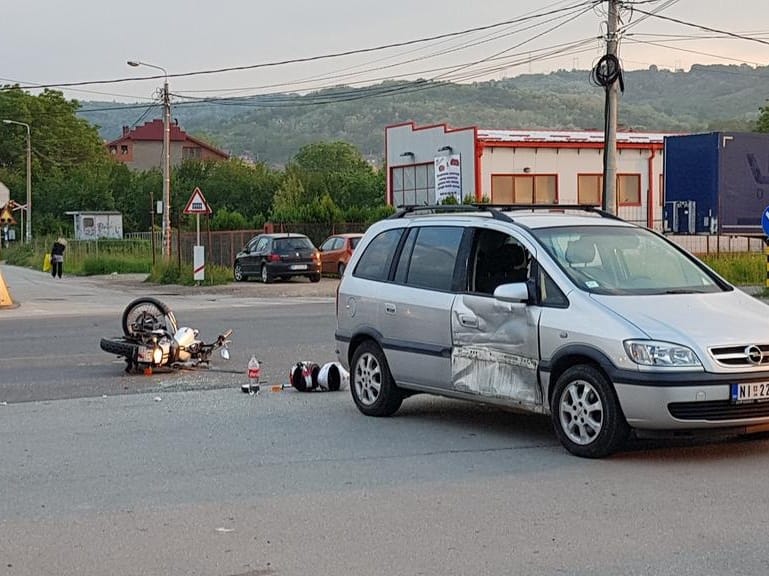 Dvoje povređenih u sudaru motocikla i auta kod Brzog Broda 10 D6yPPsvXsAAL4wQ Cropped