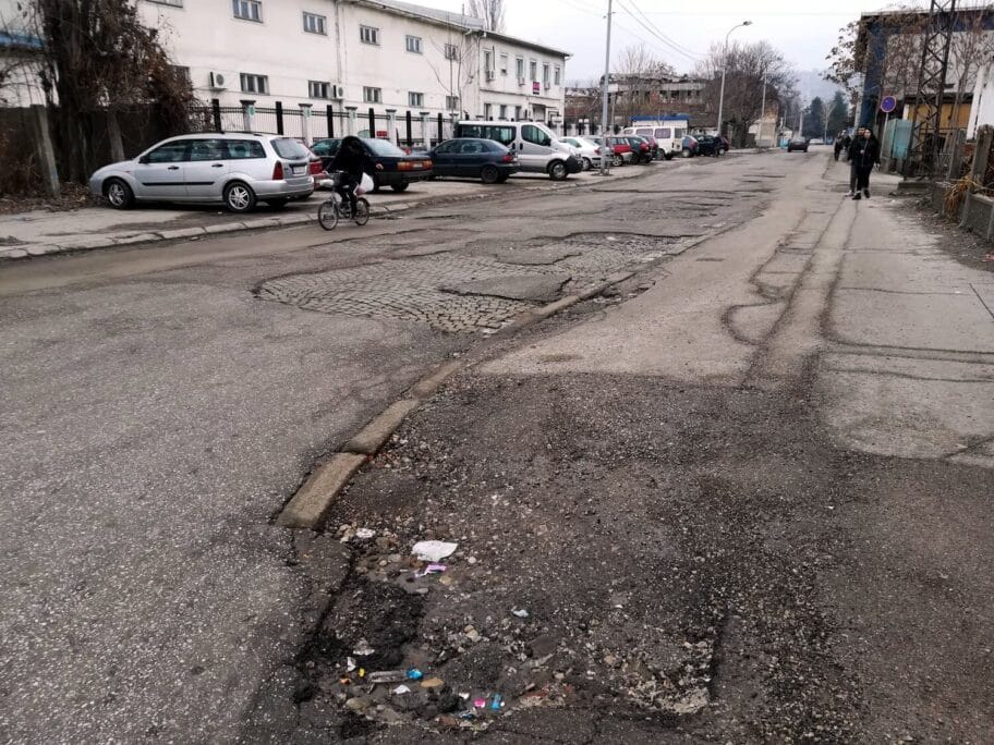 Konačno počela rekonstrukcija Šumadijske ulice, gradski prevoz menja trasu 14 Krateri Sumadijska3 foto JV J A