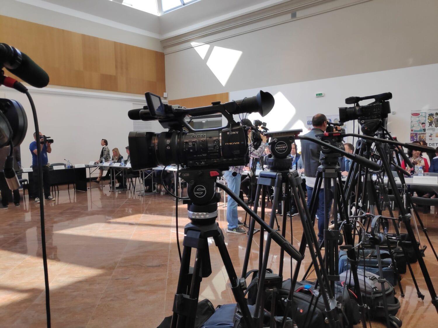 Reakcije na izjavu gradonačelnice Niša: Priznala da diskriminiše medije i krši Zakon 1 kamere foto stefan markovic scaled