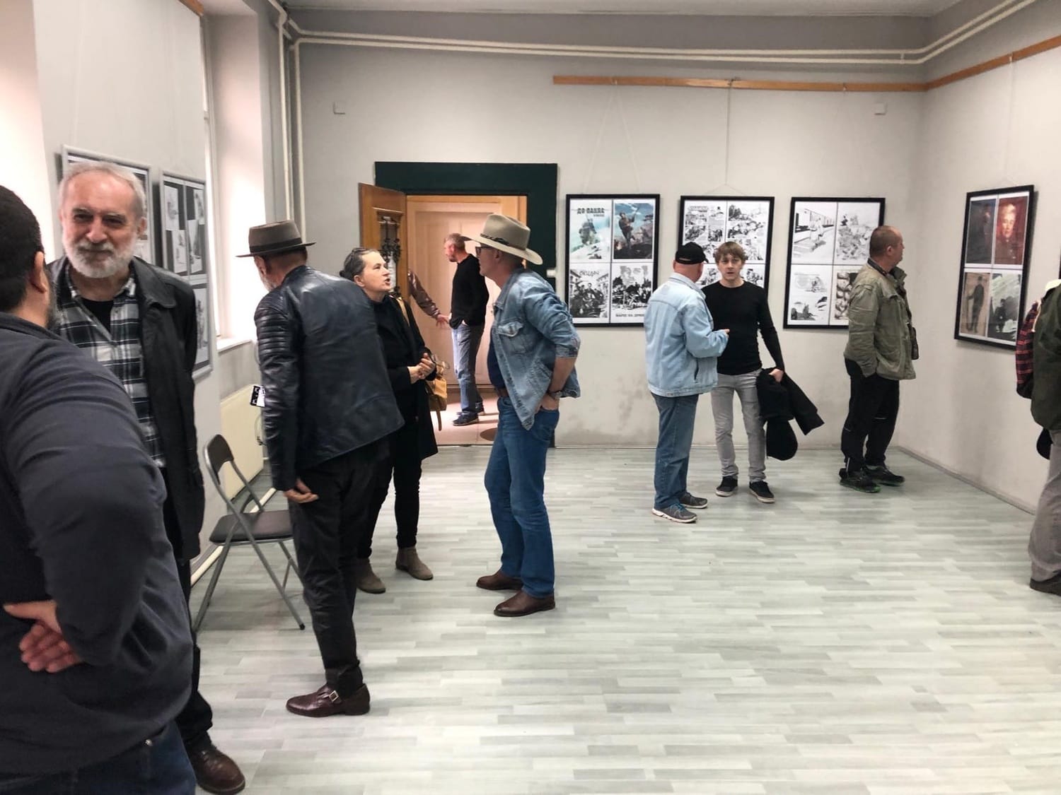 Izlozba strip Marko Stojanovci foto M S