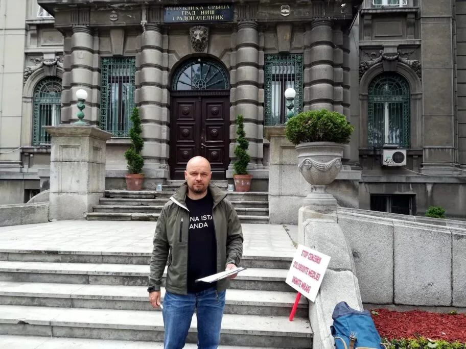 Nonic ispred Gradske kuce foto JV J A