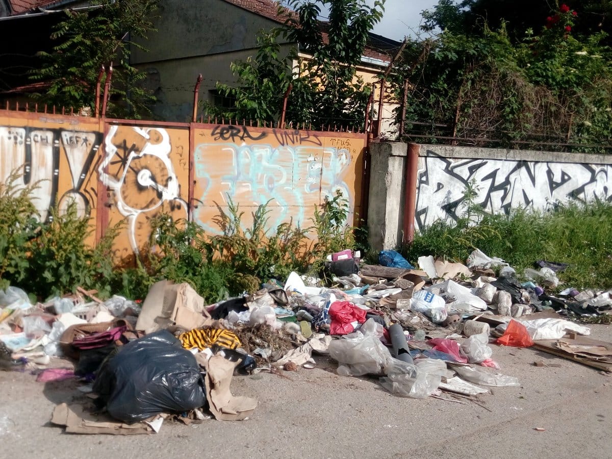 Gomile smeća u širem centru Niša 1 Smece iza keja foto citalac