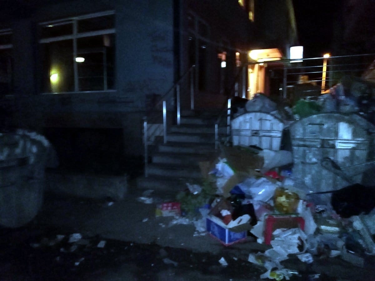 Djubre iza zgrade foto citalac