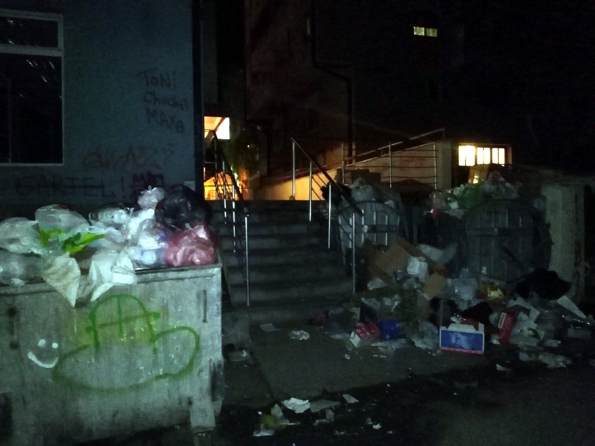 Djubre iza zgrade1 foto citalac