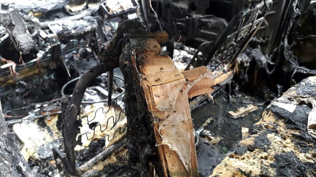 Zapaljen auto1 foto D O