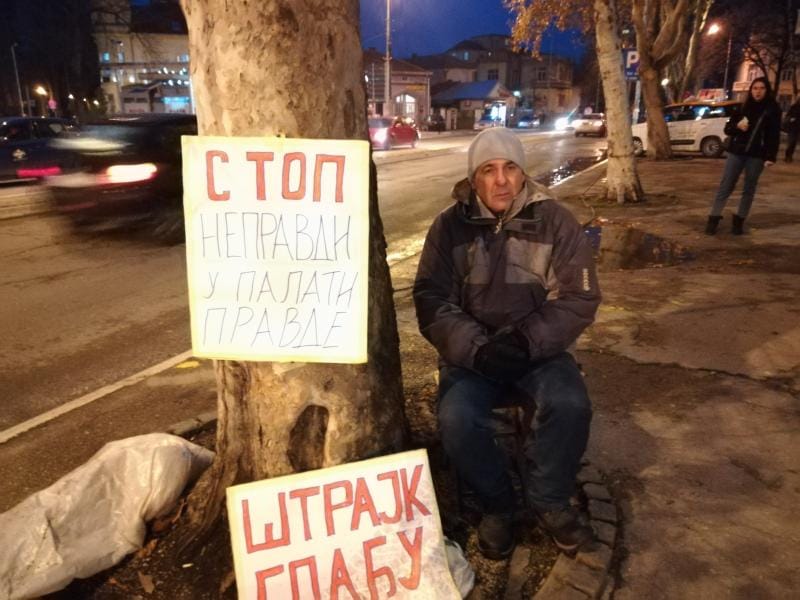 800x600 Zivadin Disic strajk gladju ispred suda foto Juyne vesti Milica Jovanovic