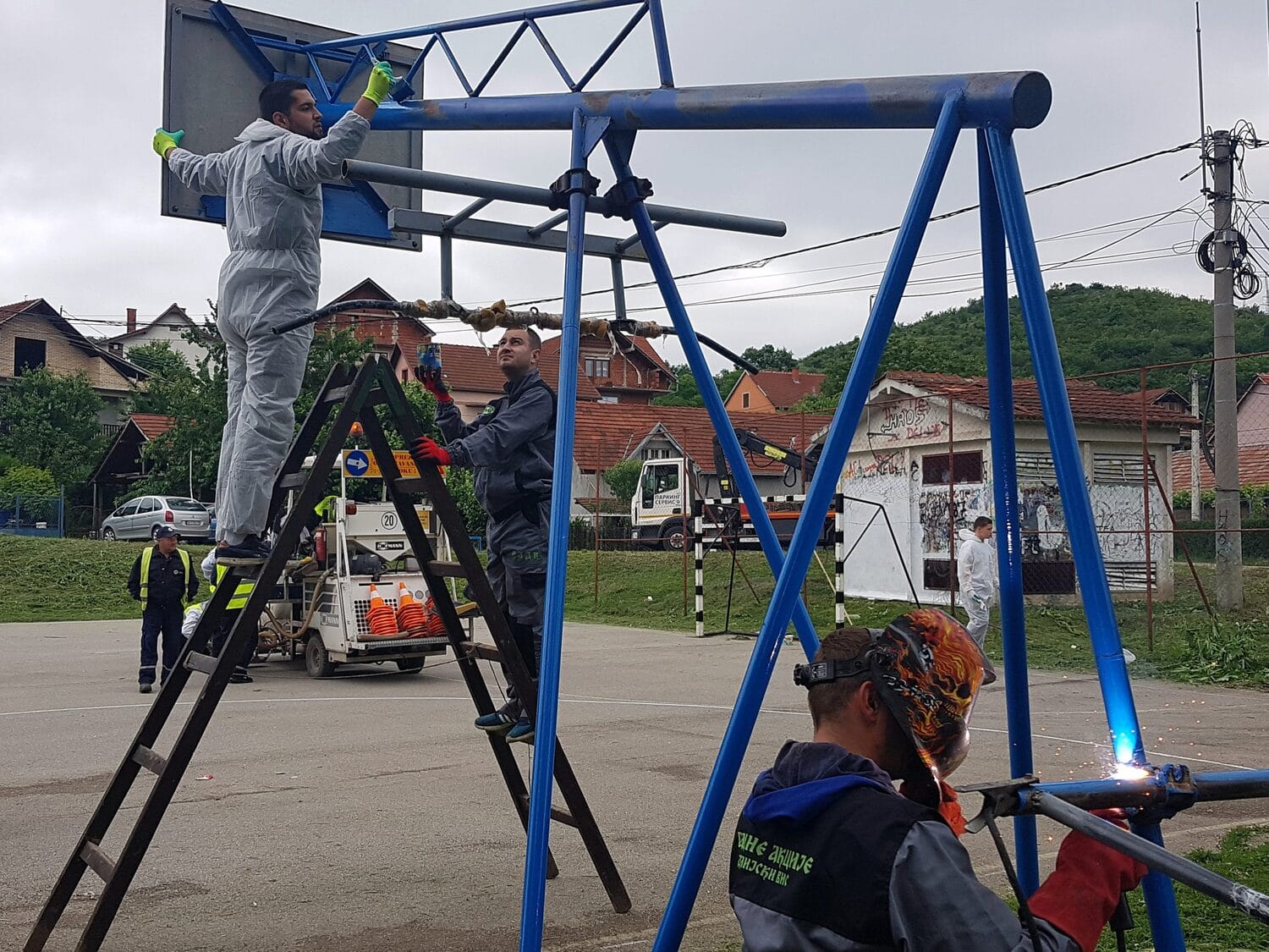 Građani sredili igralište kod Gabrovačkog puta u Nišu, pomogla i javna preduzeća 1 sredjivanjee foto radna akcija delijski vis scaled