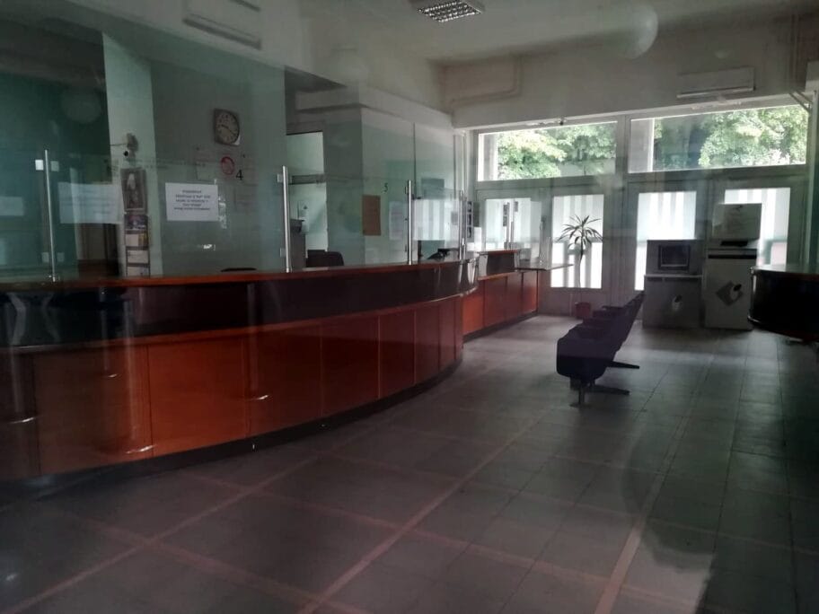 Crnotravci najbolji u bezgotovinskom plaćanju nameta 5 Prazni salteri Gradska uprava foto JV J A