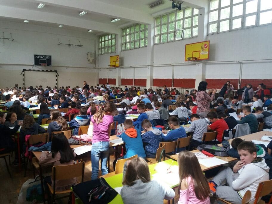 Na javnom času u Leskovcu stripove crtalo više od 1.000 osnovaca 12 Javni cas crtanja 2019 foto Marko Stojanovic