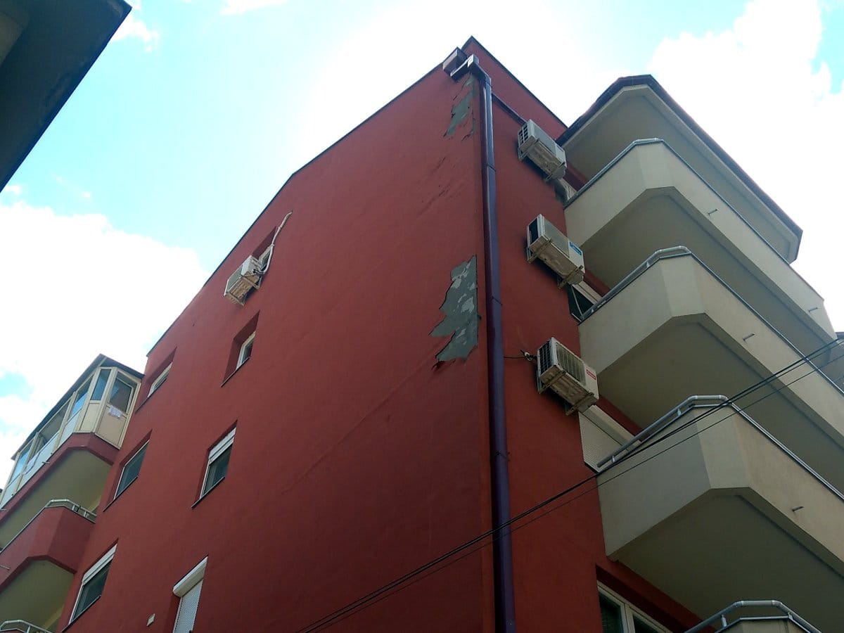 Otpada fasada sa "problematične" zgrade u blizini Čaira u Nišu 1 Otpada fasada blizu Caira foto citalac