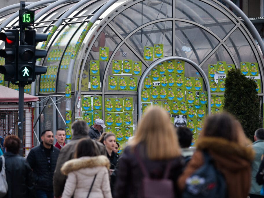 Radnici "Mediane" nakon 3 meseca rešili da uklone propagandne plakate sa podzemnog 15 podzemni foto vanja keser
