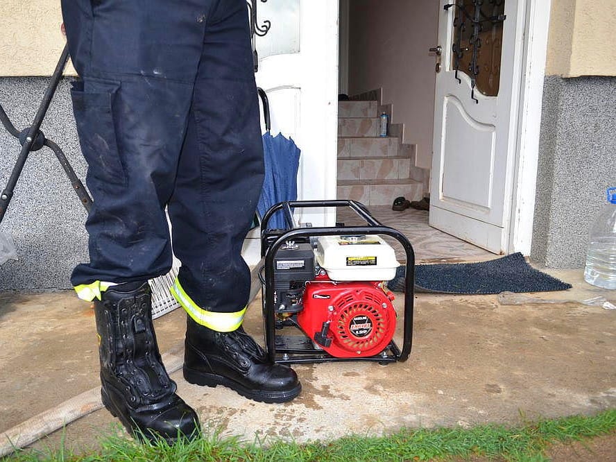 Ekipe Crvenog krsta dezinfikuju poplavljene podrume u Prokuplju 2 vatrogasci poplave KOSTA