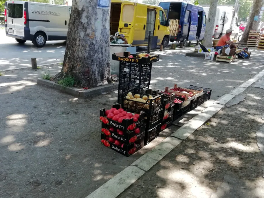 Pijačni prodavci na Bulevaru štrajkovali zbog vanpijačne prodaje, rešenja i dalje nema 13 vanpijacna prodaja foto T R
