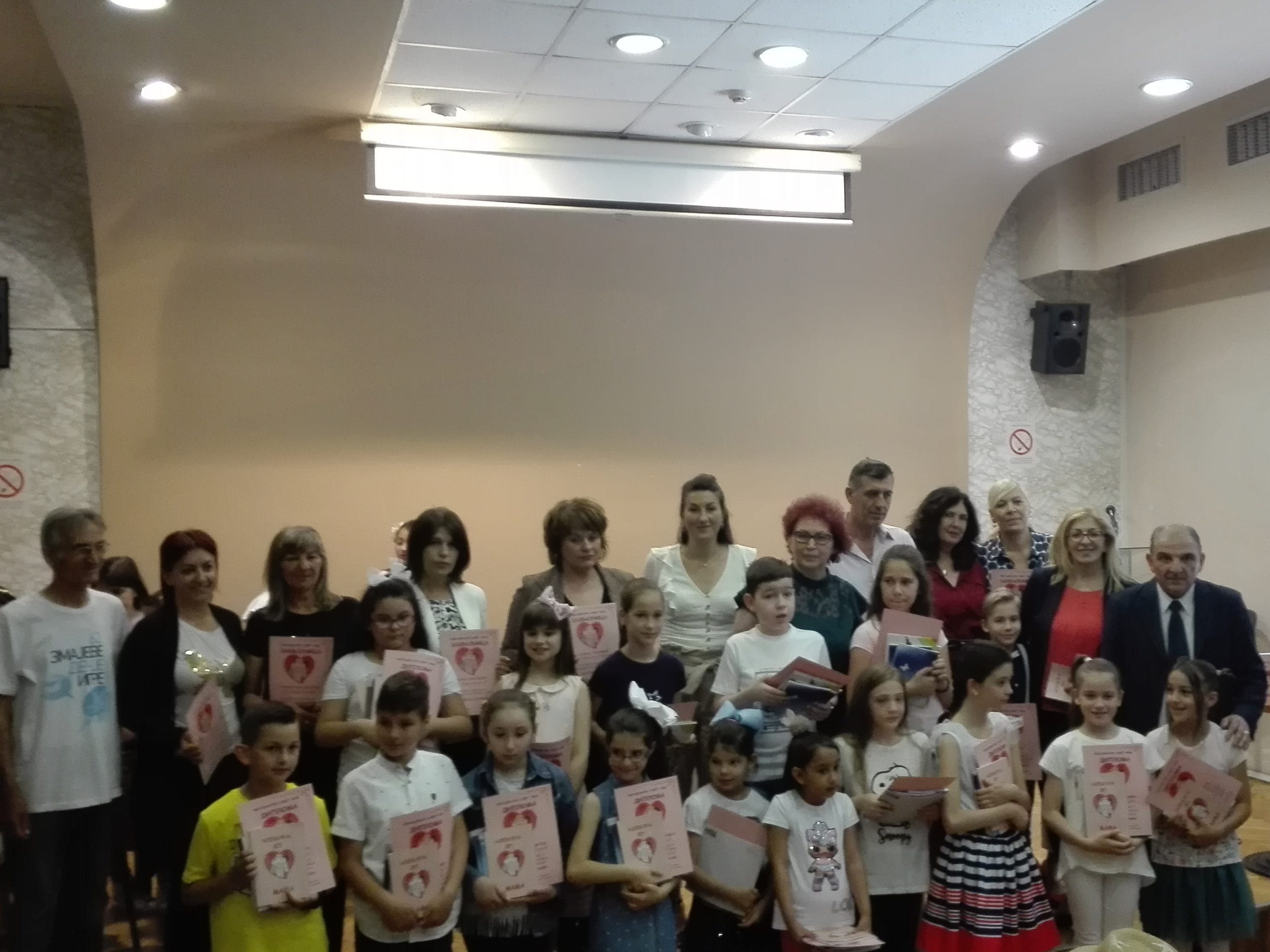 Za najbolje priče o majkama nagrađeni niški đaci 1 najlepsa rec mama dodela foto omladinskisavet scaled