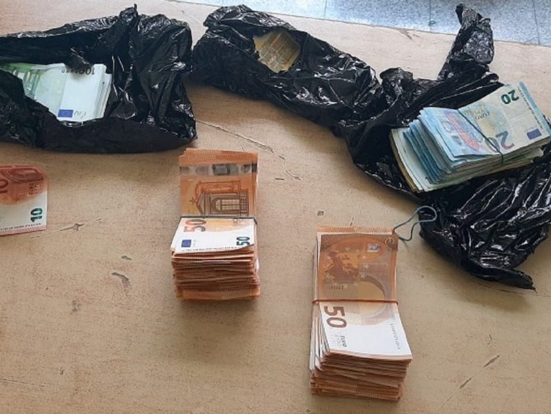 Ispod sedišta u automobilu krio evre 5 novac gradina foto Uprava carina