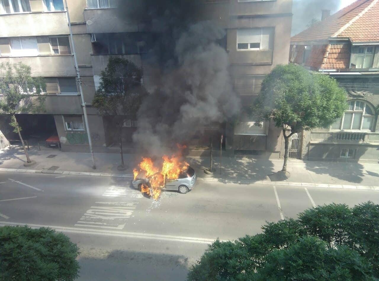 Što je stariji auto, veći je rizik od samozapaljivanja, stručnjaci savetuju - nigde bez PP aparata 1 Auto gori A K