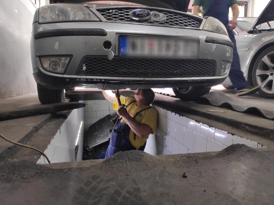 Popravka auta servis foto V Milic