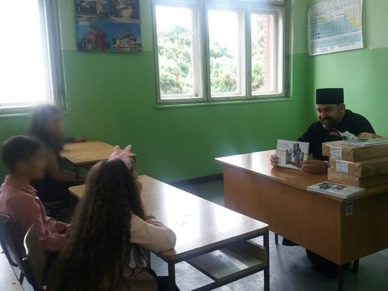 Biblija za decu na romskom foto Miroslav Jovanovic