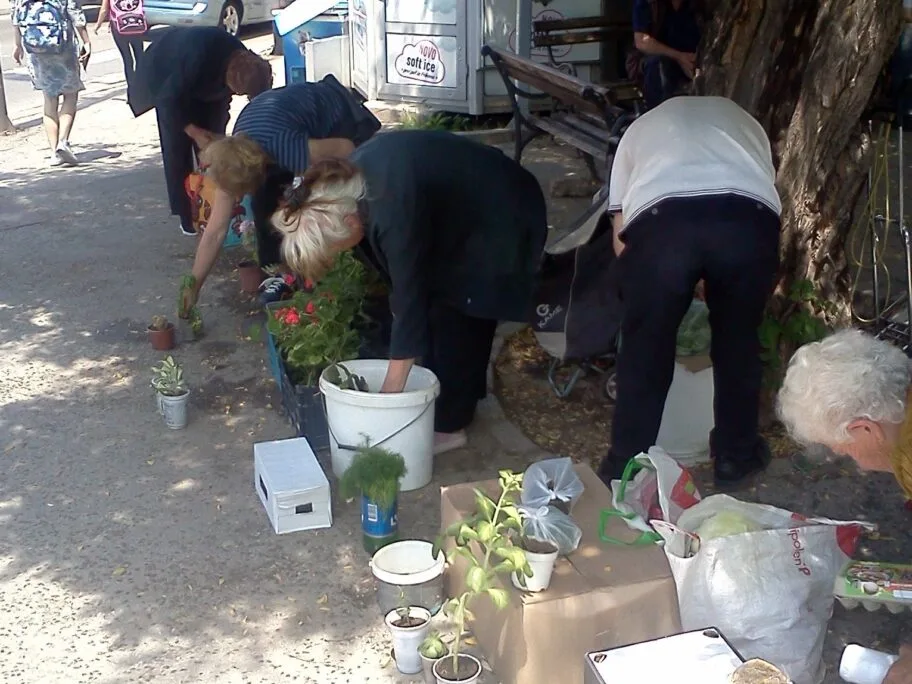 Komunalci Opštine Medijana uklanjali robu i terali prodavce oko pijaca 12 Foto vanpijacna
