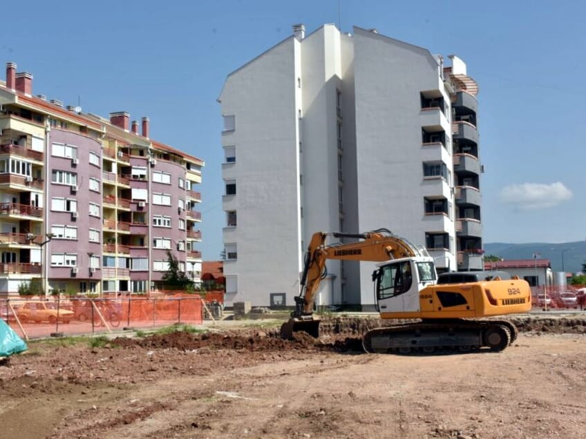 Postavljen kamen temeljac za još 3 zgrade za socijalne stanove u Nišu 15 bager foto kabinet