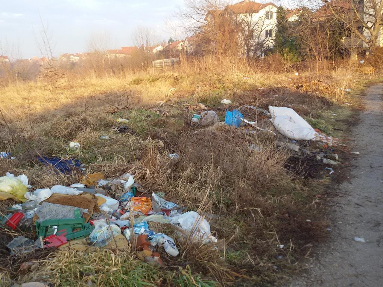 Deponija staza foto citalac