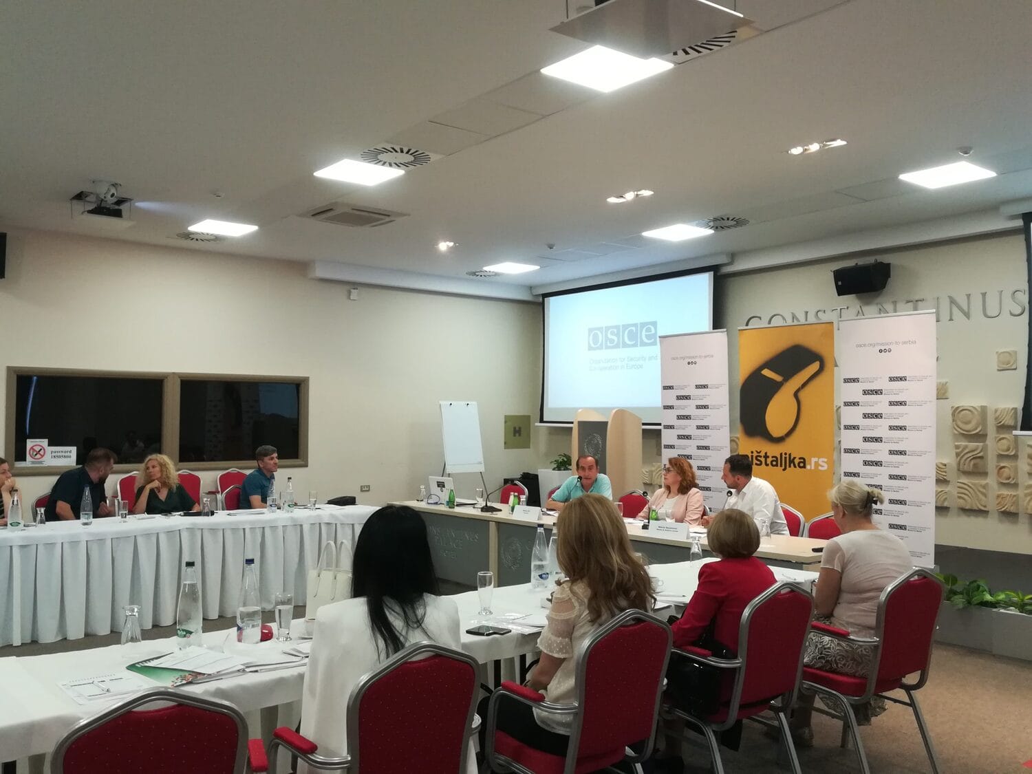 Okrugli sto odnos sudova i medija foto Juzne vesti Milica Jovanovic scaled