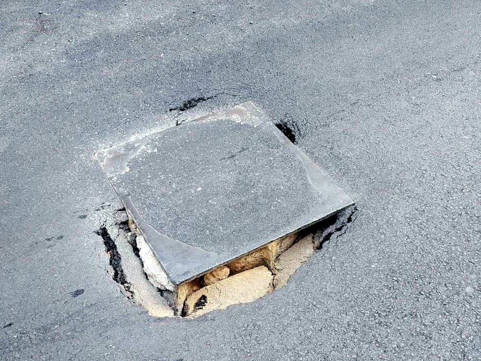 Popucao asfalt u tek renoviranoj Jug-Bogdanovoj ulici u Nišu, najavljena hitna sanacija 1 saht foto citalac