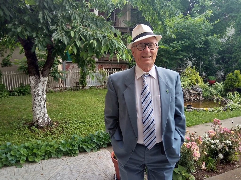 sesir i kravata uvek