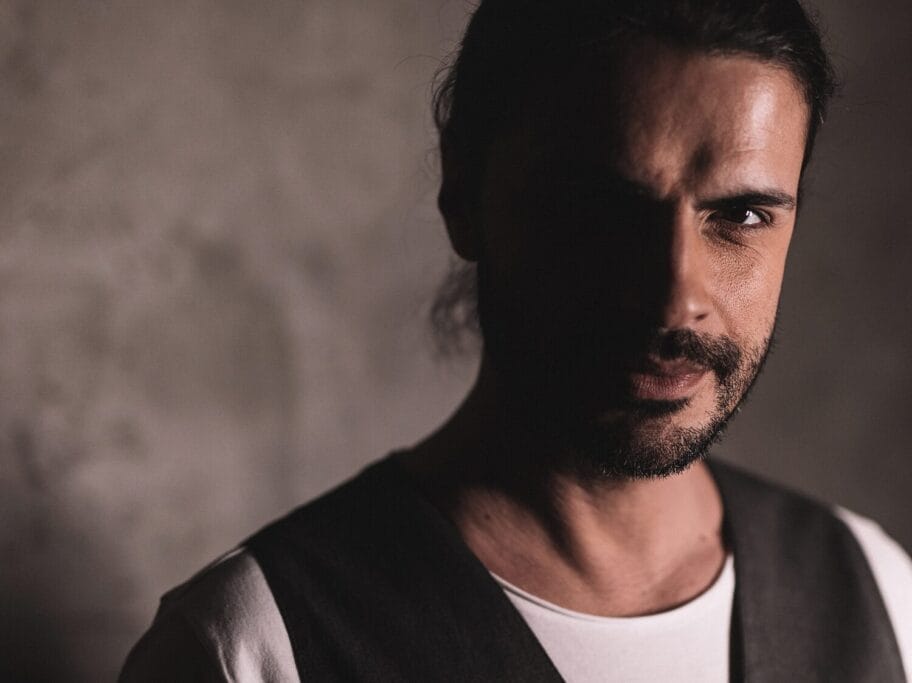 Prvi singl Olivera Katića "Predvorje ludila", kao zvuk koji nedostaje 14 Oliver Katic foto Ana Peric scaled