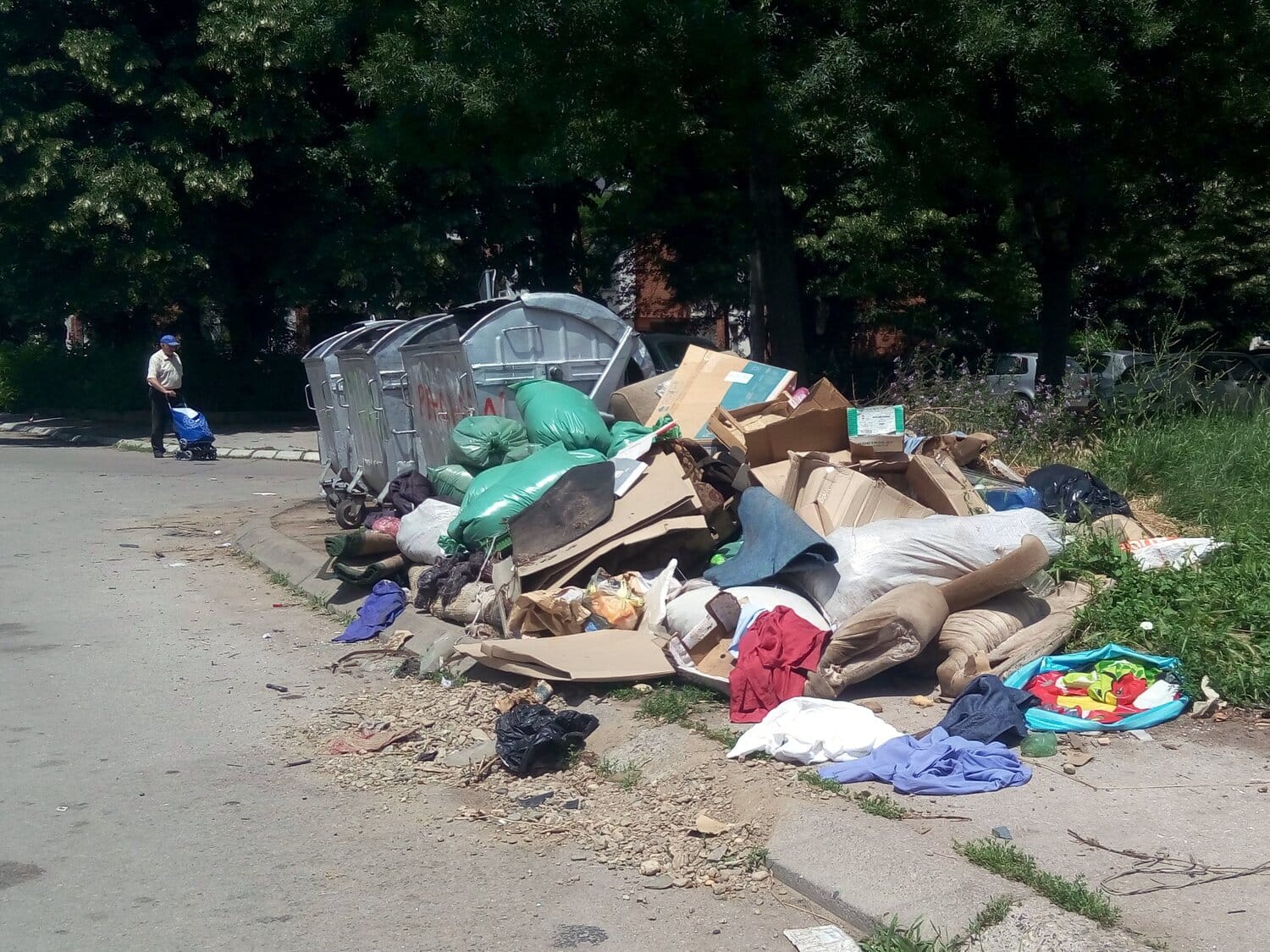 Gomila smeća pored praznih kontejnera, đubre i na lokacijama koje se svakodnevno čiste 1 Deponija Duvaniste1 foto citalac