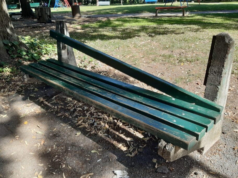 Polomljene klupe i kante u parku u Leskovcu 12 Slomljene klupe 4 park Leskovac jul 2019 foto Bojana Antic