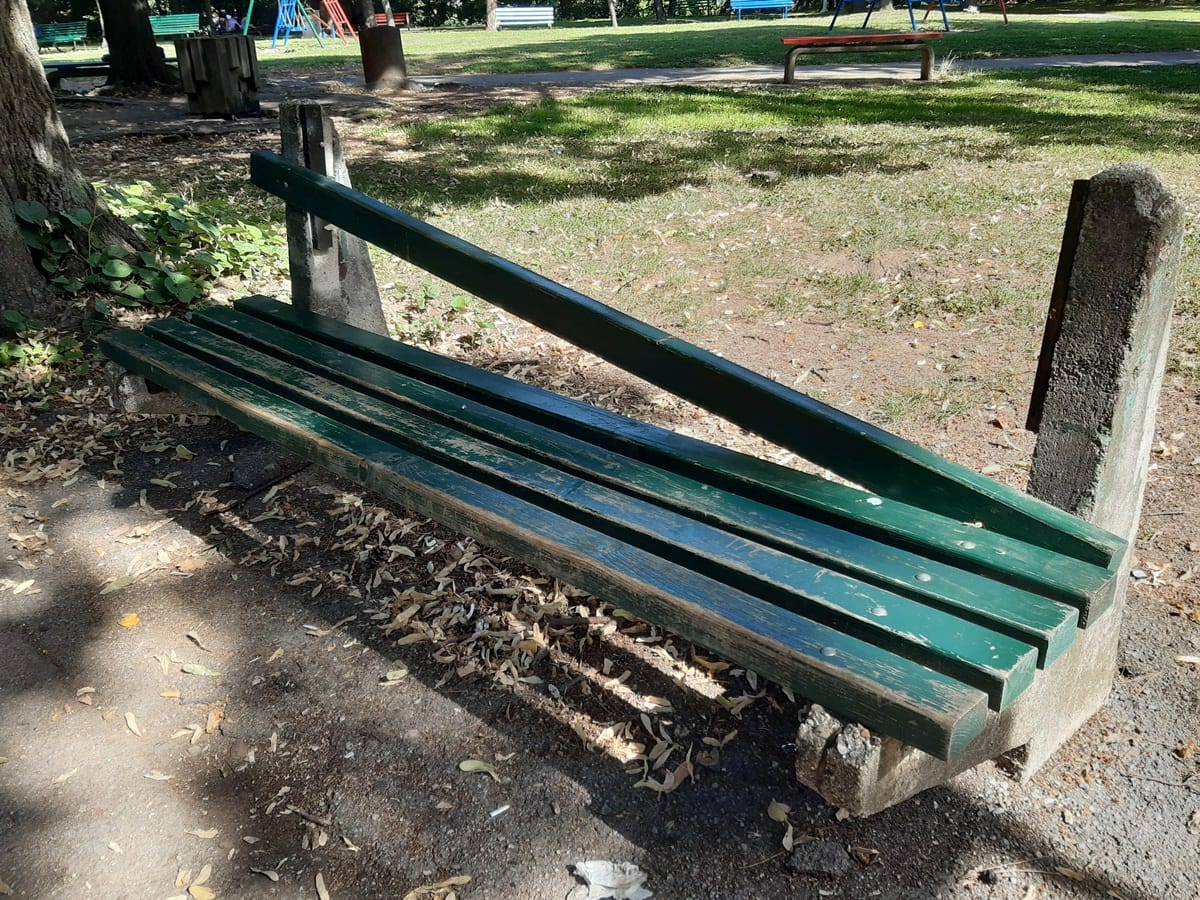 Slomljene klupe 4 park Leskovac jul 2019 foto Bojana Antic