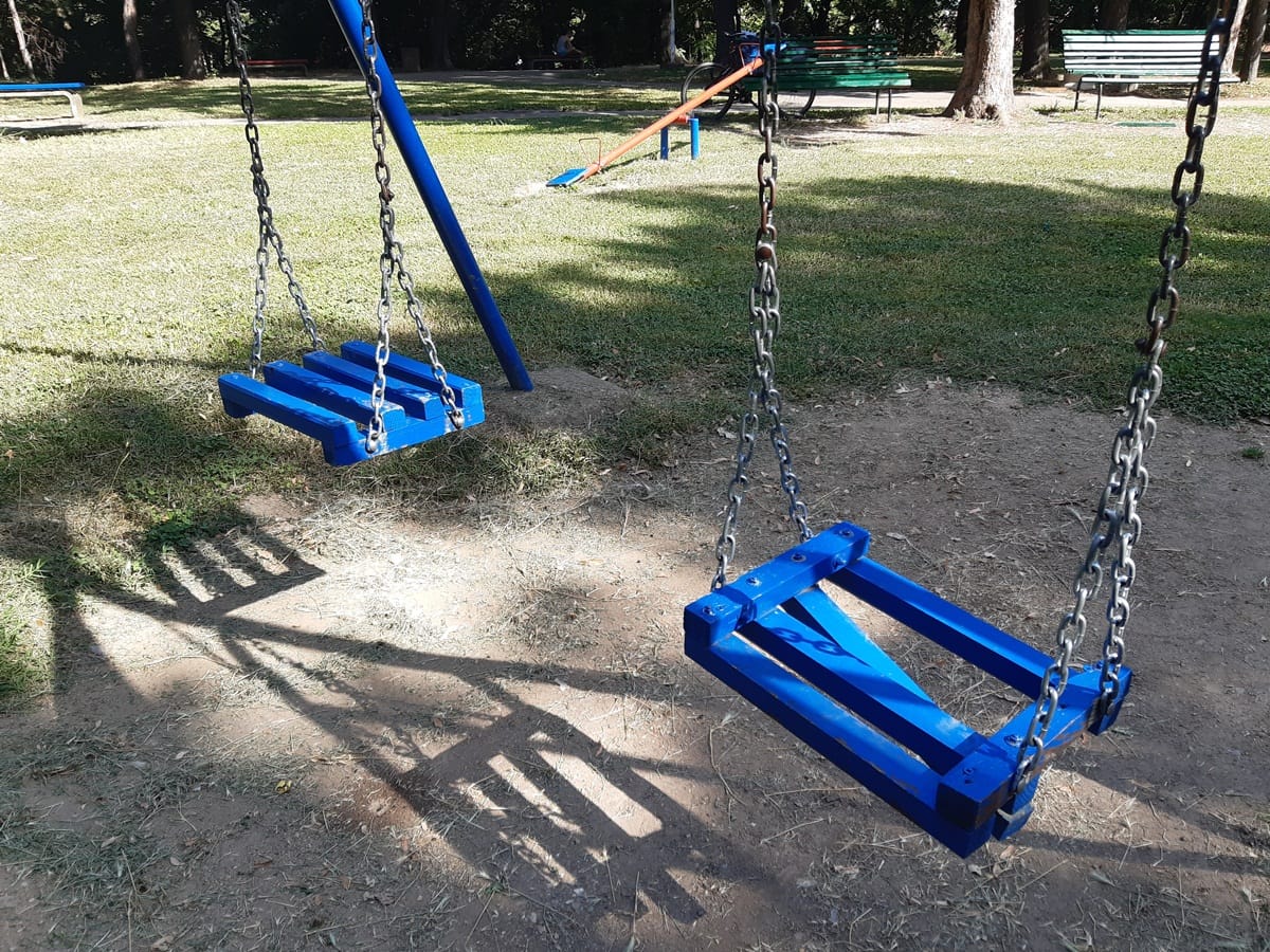 Slomljene klupe 6 park Leskovac jul 2019 foto Bojana Antic