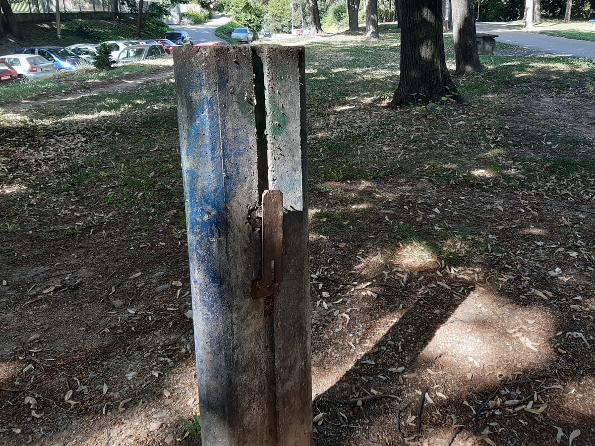 Slomljene klupe 5 park Leskovac jul 2019 foto Bojana Antic