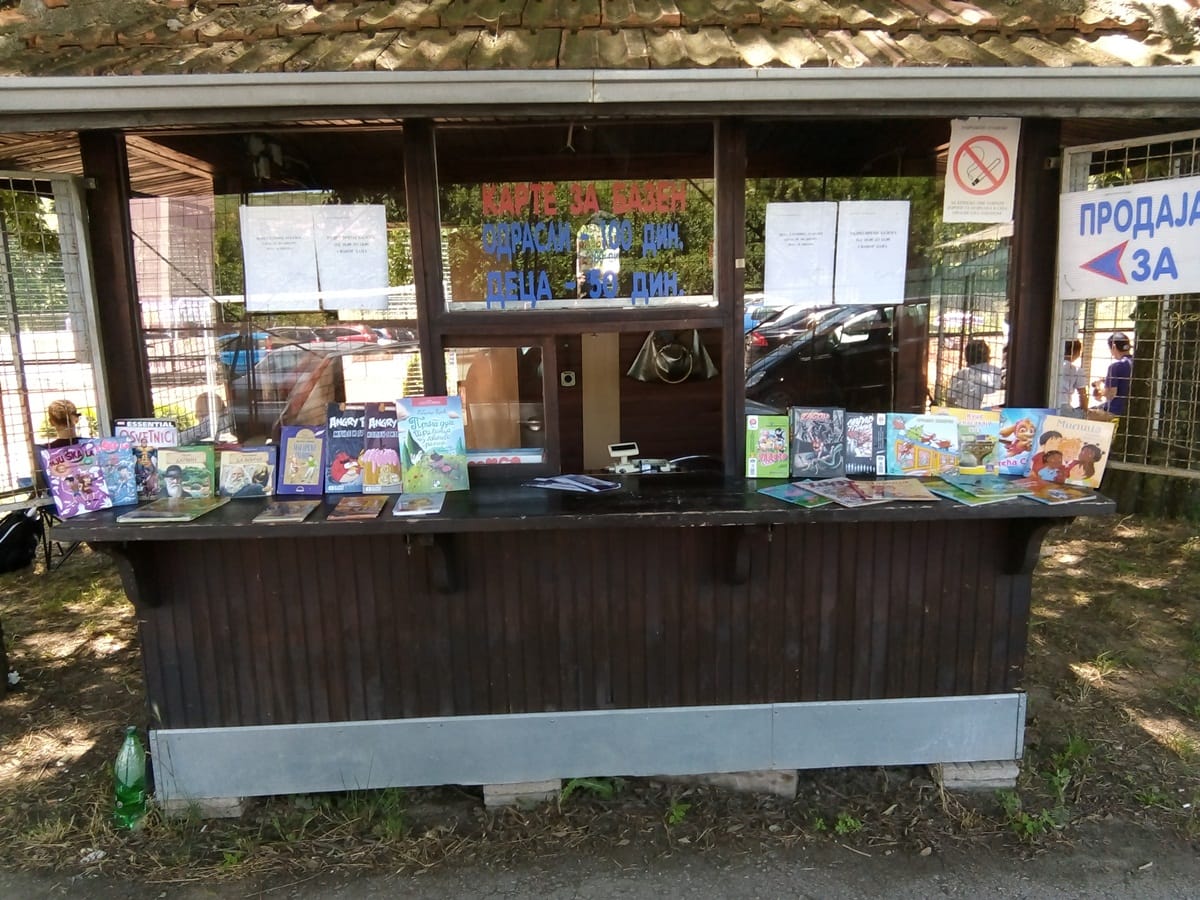 I prokupačka Biblioteka otvorila štand na bazenu 1 Stant Biblioteka Prokuplje foto Ljubisa Mitic
