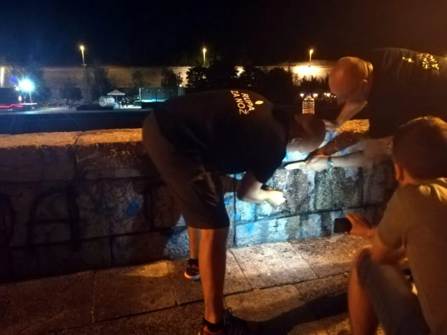 Uklanjanje grafita sa keja foto Juzne vesti Milica Jovanovic scaled