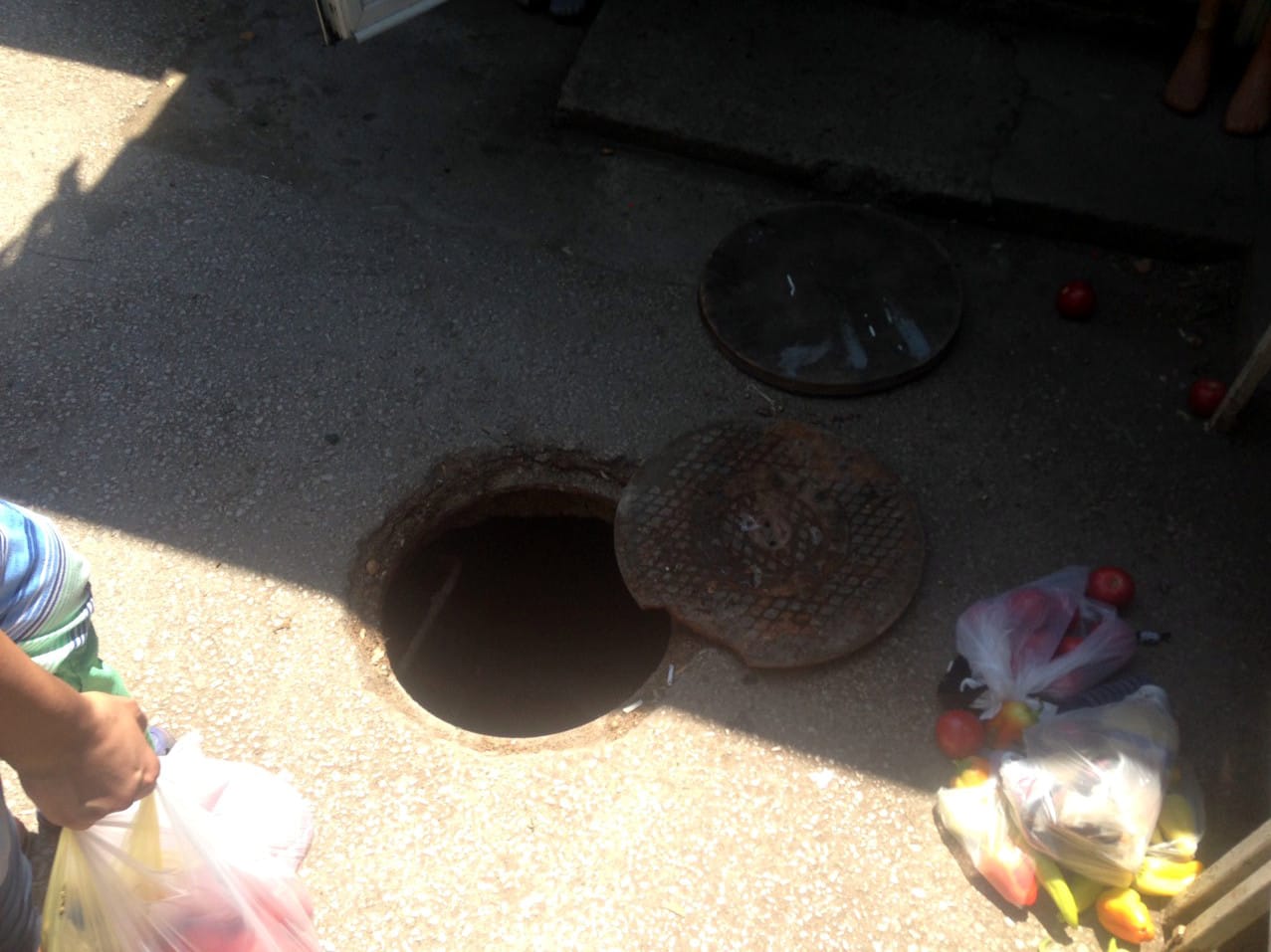 Nišlija propao u šaht na Bulevarskoj pijaci 1 Otvorena sahta pijaca bulevarska foto S P