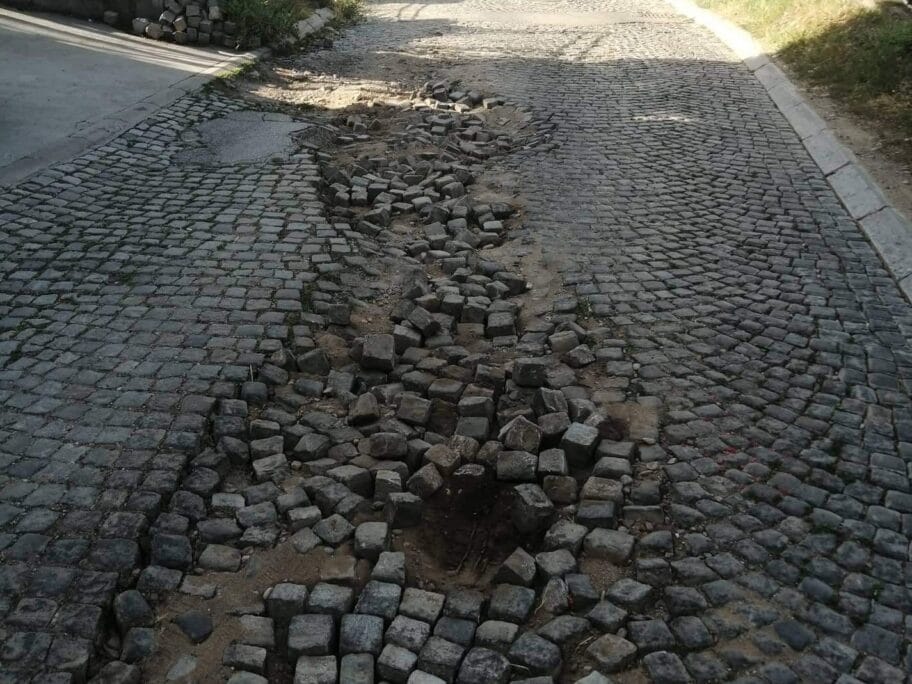 Nišlije upozoravaju na rizične rupe na ulicama, Direkcija utvrđuje o čemu se radi 12 Rupa Vase Carapica Prijavi problem