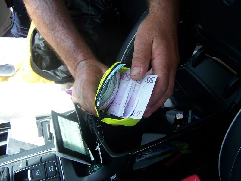 Neprijavljene devize foto Uprava carina