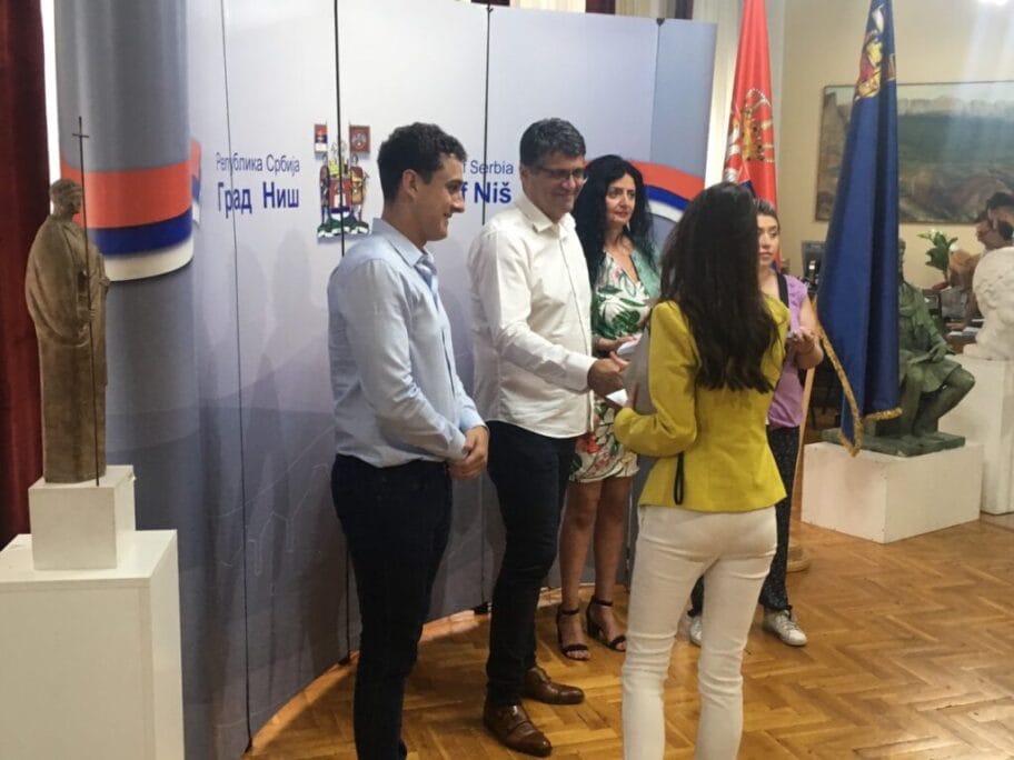 Najboljim učenicima, studentima i sportistima poklonjene karte za bazen 14 bulatikacar fotoni rs