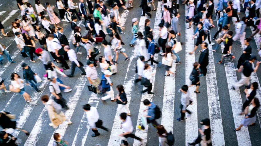 105882607 peoplerushing1