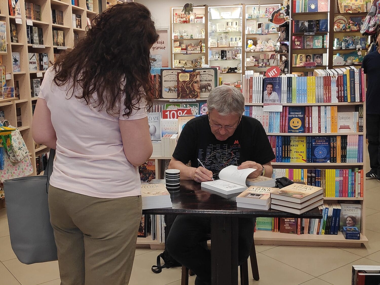 Velikic potpisivanje foto Bojana Antic scaled